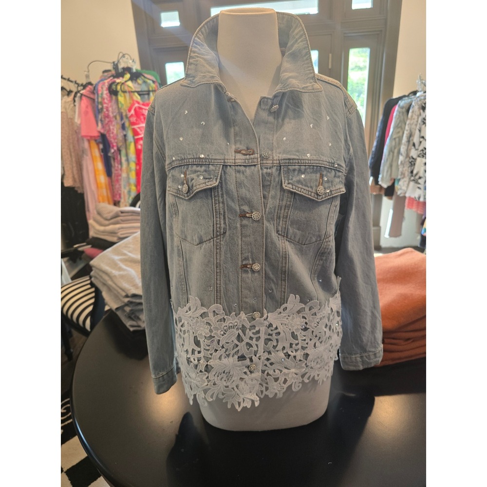 Adore stunning crystal and lace denim jacket
NWT LIGHT WASH SIZE LARGE